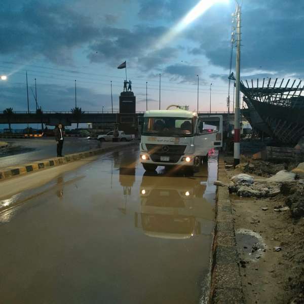 محافظ كفر الشيخ يتابع جهود كسح مياه الأمطار بمدينة برج البرلس
