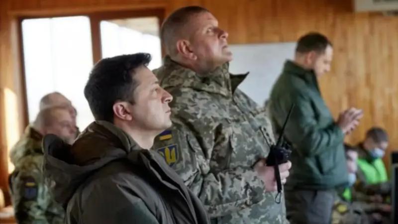 هل انتهي شهر العسل بين الرئيس الاوكراني زيلنسكي وقائد جيشه ؟