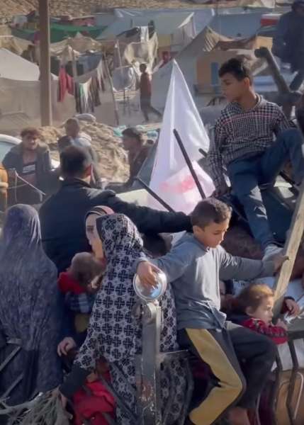 حياة الأطفال والنازحين بغزة..مخيمات بدون غطاء ونوم على الطين والموت عطشًا