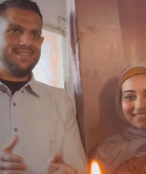 عروسان غزة..محمد وياسمين تزوجا في معمل علوم بمدرسة نازحين