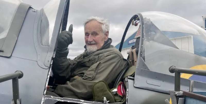 بريطاني يُحلق بالطائرة بعد بلوغه 102 عاما