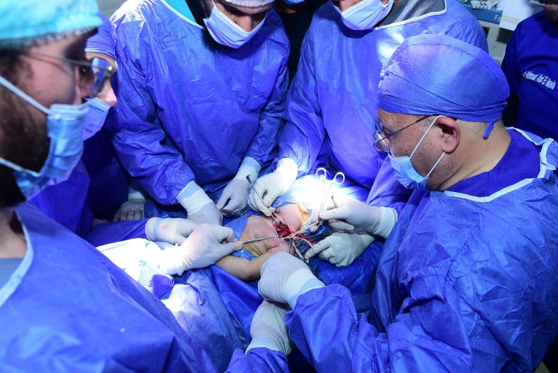 رئيس جامعة سوهاج يجري عملية جراحية دقيقة استغرقت ٩ ساعات لطفلة مصابة بشلل ولادي بإعادة توصيل الأعصاب المقطوعة