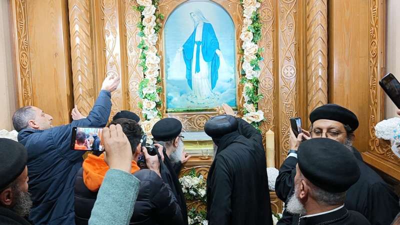 السلام لكى يا مريم.. مطران بورسعيد يشهد نزول الزيت من صورة العدرا للعام الـ34 على التوالي