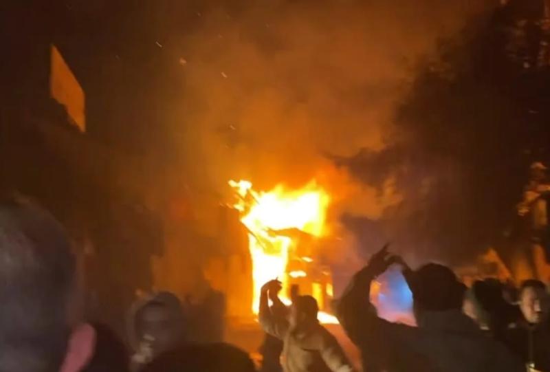 شاب يشعل النيران بمنزل أسرته في سوهاج