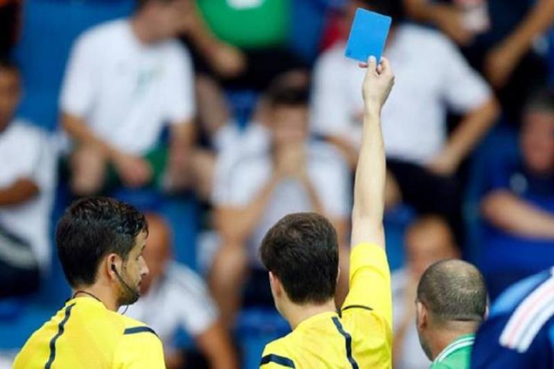 بدء تفعيل البطاقة الزرقاء.. قانون جديد في مباريات كرة القدم