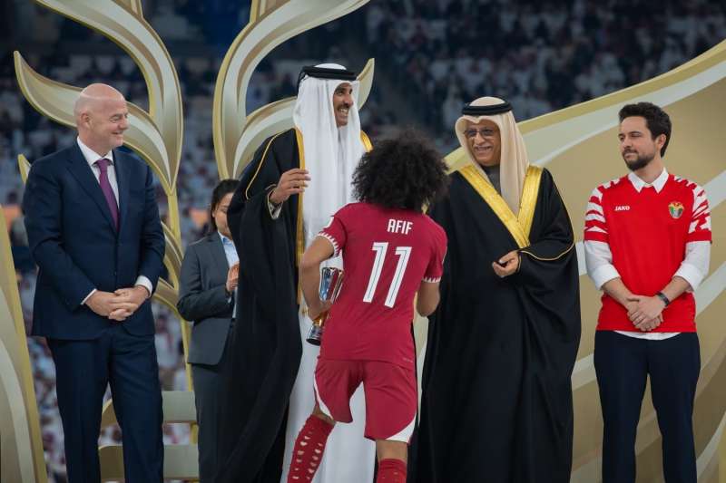 رئيس الاتحاد الآسيوي لكرة القدم يهنئ منتخب قطر عقب فوزه بلقب كأس آسيا