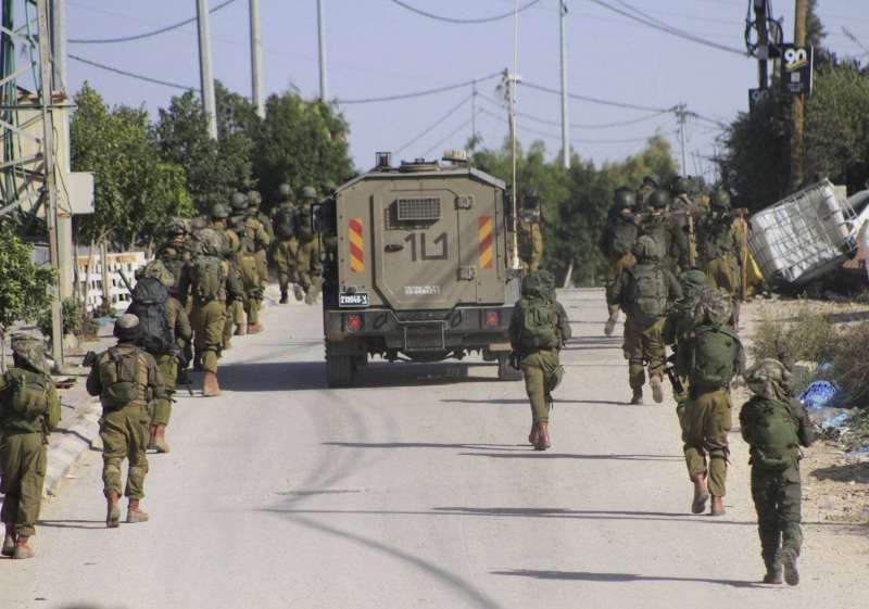 قوات الإحتلال الإسرائيلية تنفذ مدهمات في الضفة الغربية ومواجهات شرق نابلس