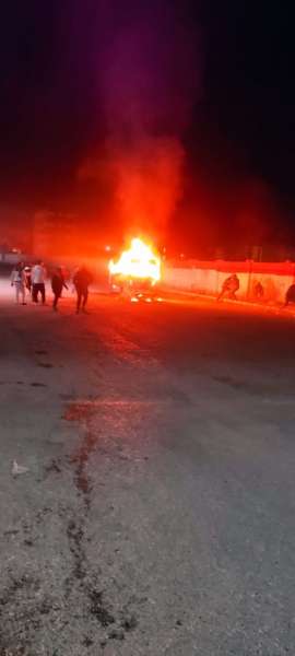 النيران تلتهم سيارة سرفيس بجوار جامعة جنوب الوادي في قنا