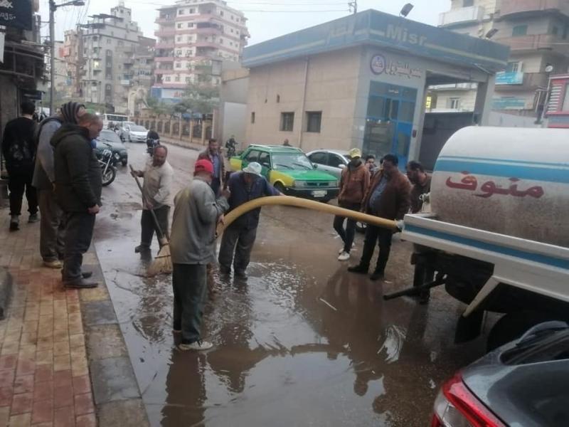 رئيس مركز منوف بالمنوفية يتابع أعمال رفع مياه الأمطار من شوارع المدينة