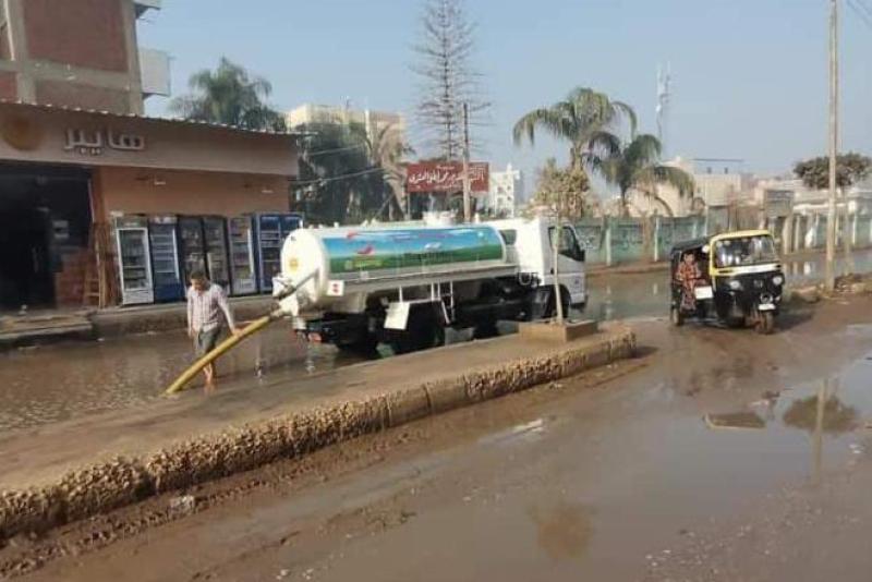 انتشار عمال ومعدات النظافة لسحب مياه الأمطار من شوارع بيلا بكفر الشيخ