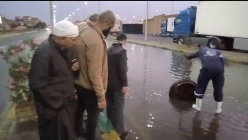 مياه البحر الأحمر تواصل سحب تجمعات مياه الأمطار من شوارع مدينة سفاجا