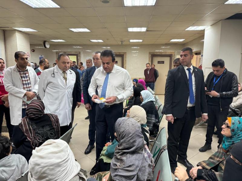 ضمن جولاته الميدانية المفاجئة..  وزير الصحة يتفقد مستشفى العجوزة ويستمع لآراء المواطنين حول مستوى الخدمة
