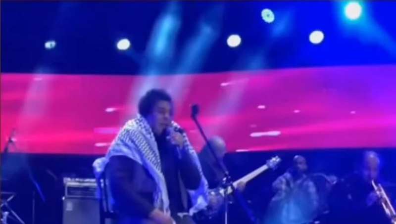 الكينج ”محمد منير” يرتدى الشال الفلسطينى بحفل عيد الحب