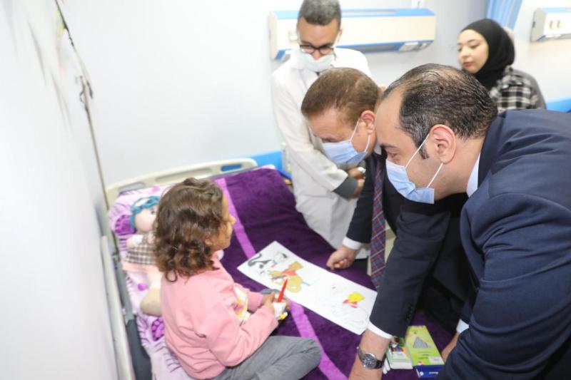 محافظ المنوفية يزور مصابي غزة بمستشفي شبين الكوم التعليمي للاطمئنان على حالتهم الصحية