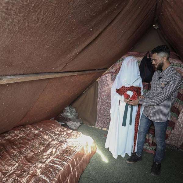 ”زفاف في الخيمة”: قصة حب تحتضنها مخيم إيواء للنازحين في دير البلح بقطاع غزة