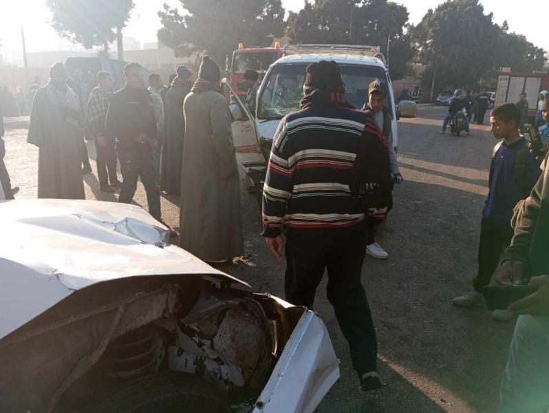 إصابة 11 شخصًا في حادث تصادم سيارتين في قنا