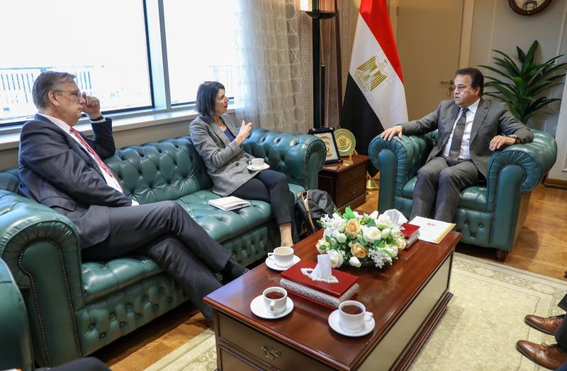 وزير الصحة يناقش سبل التعاون بين مصر وهولندا في دعم القطاع الصحي المصري والمصابين القادمين من غزة