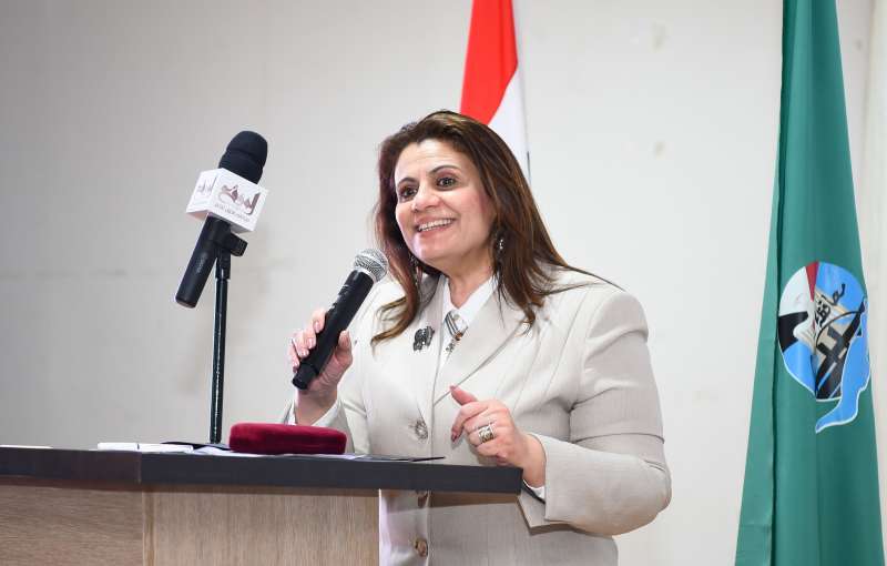 وزيرة الهجرة تعقد مؤتمرًا توعويًا لعدد من أهالي القرى المصدرة للهجرة غير الشرعية بالفيوم