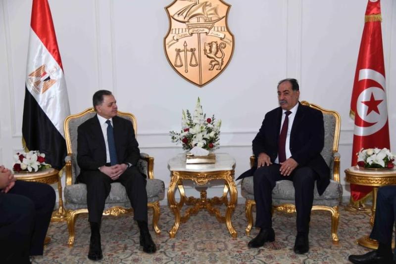 وزير الداخلية يصل تونس للمشاركة في أعمال الدورة الـ 40 لمجلس وزراء الداخلية العرب