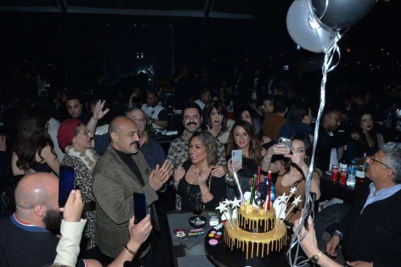 محمد عاطف يحتفل بعيد ميلاد زوجته البلوجر السعودية ريم أشي بحضور محمد رجب وعدد من المشاهير