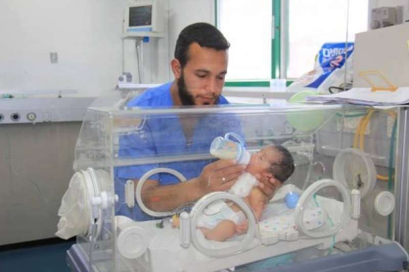 الموت يهدد الأطفال الرضع في غزة.. «الحليب» تحت حصار الاحتلال