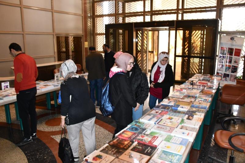 جامعة القاهرة تقيم معرضا للكتاب بمشاركة مجموعة كبيرة من دور النشر مع المكتبة المركزية الجديدة