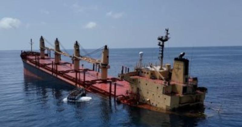 جانب من استهداف الحوثيين لناقلة النفط في البحر الاحمر