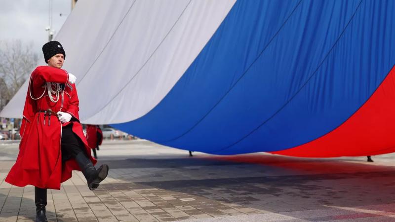 علم الدولة الروسية في مدخل الدوما الروسي