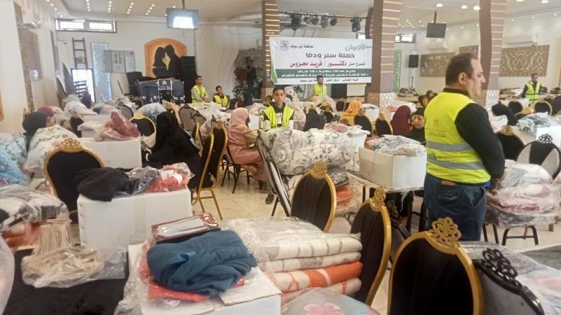 توزيع كراتين مواد غذائية وبطاطين وملابس لدعم (475) أسرة بقرية القضابى مركز الفشن ببنى سويف