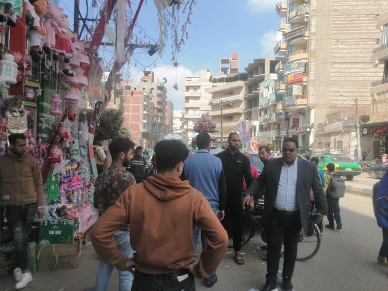 المنوفية : رفع الاشغالات بشوارع  منطقة الحصوة بمنوف وتحرير ١٢ محضر اشغال  طريق