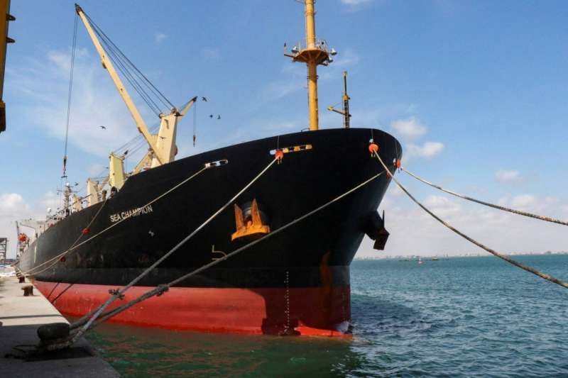 القيادة المركزية الأمريكية تعلن عن أضرار بسفينة سويسرية استهدفتها ”أنصار الله” في خليج عدن