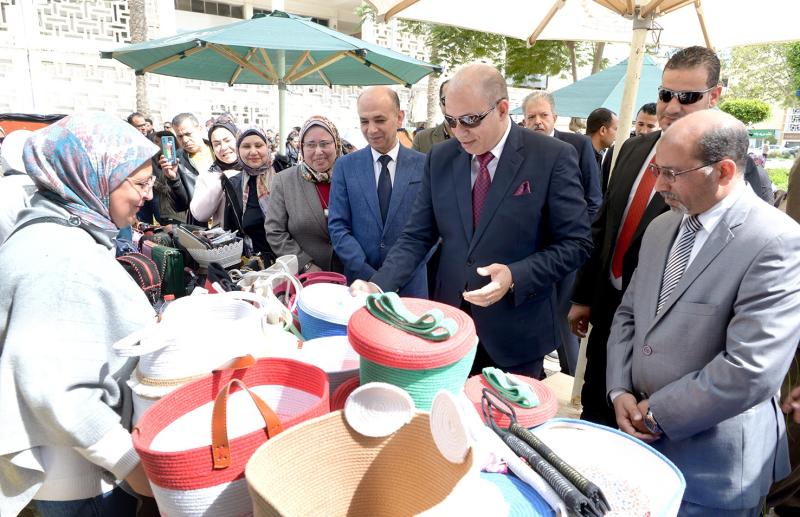 رئيس جامعة المنصورة يفتتح السوق الخيرى ” ست الستات المصرية”