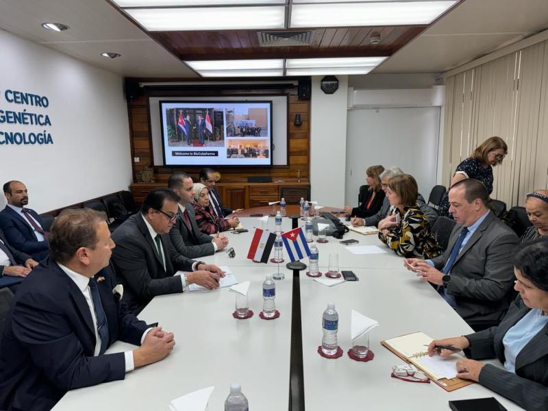 وزير الصحة يعقد اجتماعا مع نظيره الكوبي ومسئولي مركز (CIGB) لبحث فرص التعاون