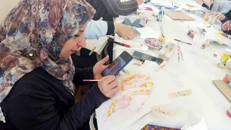 إحتفالاً باليوم العالمي للمرأة... تنفيذ ورشة عمل لتعليم فن الرسم على القماش بالعاشر من رمضان