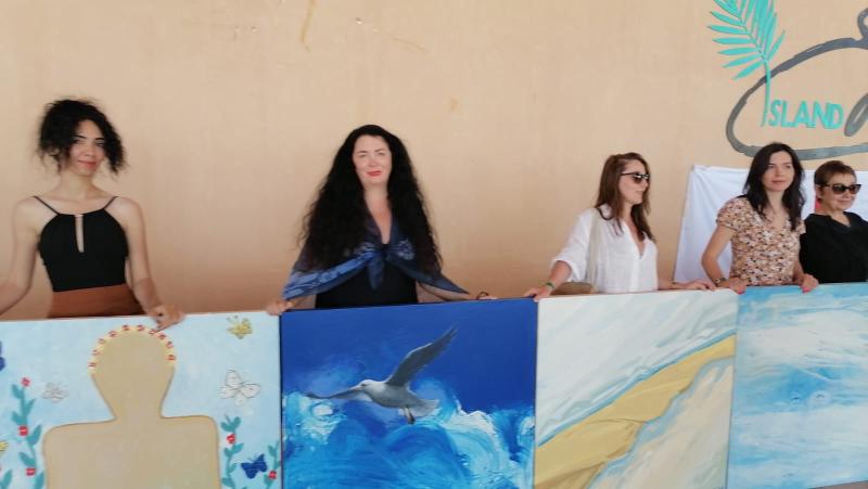 فنانات العالم يحتفلن بجدارية ”الحب السلام” في احتفالات اليوم العالمي للمرأة بشواطئ الغردقة