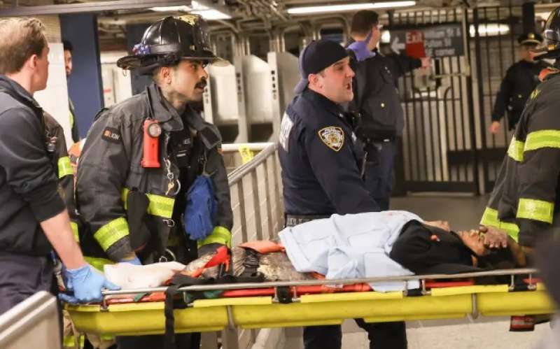 امرأة أمريكية تفقد ساقيها أسفل عجلات مترو مانهاتن لخلاف مع صديقها بولاية نيويورك