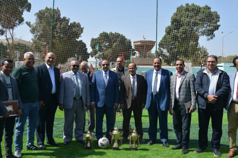 نائب رئيس جامعة الأزهر للوجه القبلي يشهد ختام دوري كرة القدم الخماسية المقام بفرع الجامعة بأسيوط