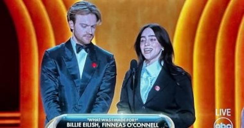 النجمة العالمية بيلي إيليش تفوز بجائزة أفضل أغنية أصلية بحفل الأوسكار الـ 96
