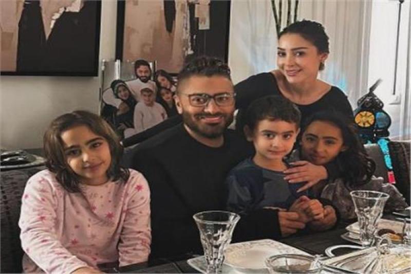 بعد تصدره الترند.. تامر حسني يجمع شمل عائلته في أول أيام رمضان