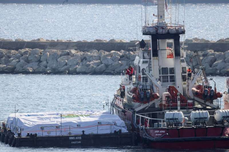 أول سفينة تحمل مساعدات لغزة تبحر من ميناء لارنكا بقبرص