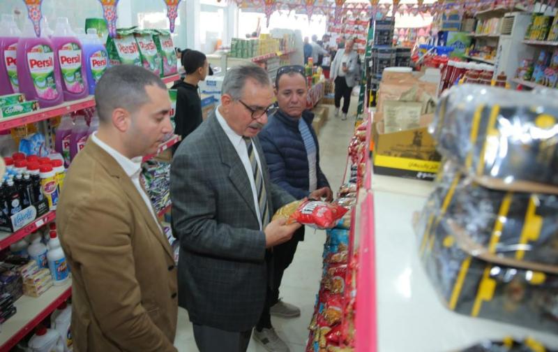 محافظ كفرالشيخ يتفقد معرض «أهلًا رمضان» بمدينة بيلا