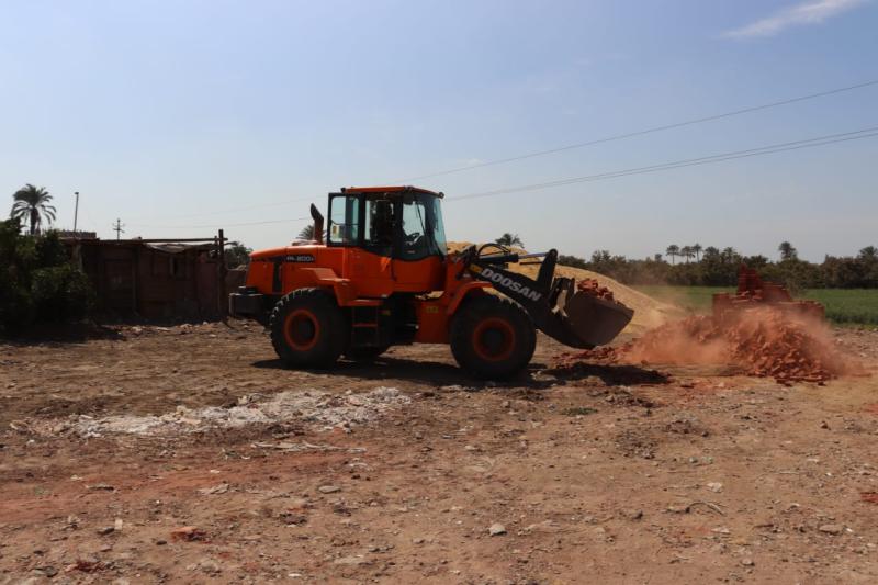 محافظ القليوبية يأمر بإزالة شونة مواد بناء على أرض زراعية بنوى ويأمر بمصادرة مواد البناء