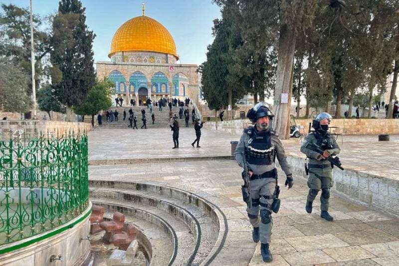 الخارجية الفلسطينية تدين منع قوات الإحتلال الإسرائيلية آلاف المصلين من الوصول إلى المسجد الأقصى