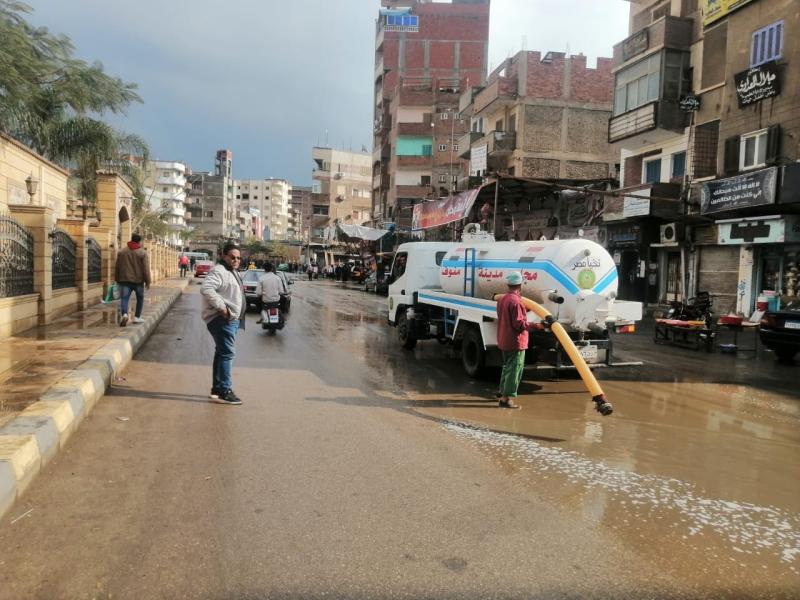 المنوفية : رئيس مدينة ومركز منوف يتابع اعمال رفع مياه الأمطار