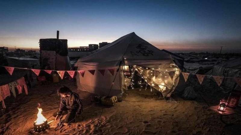 زينة رمضان واحتفالات مبهجة في مخيمات النازحين برفح: ”رغم الحرب، الأمل والفرح يتجسدان”