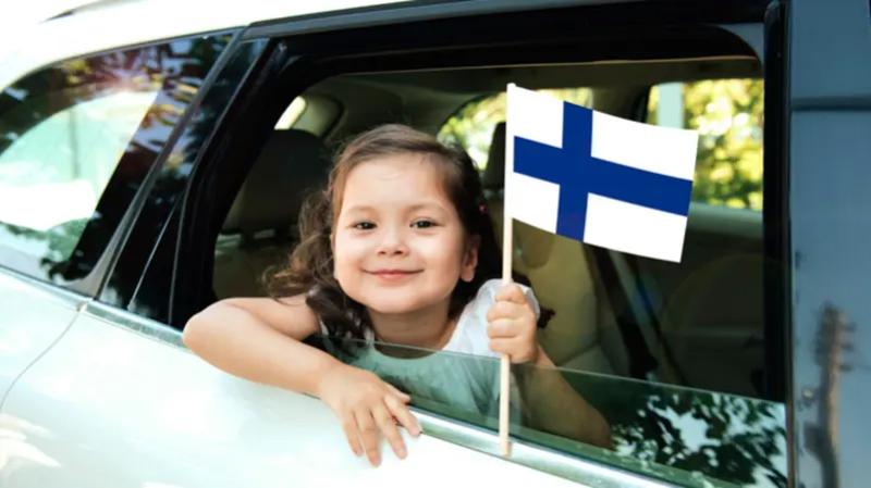 طفلة في شوارع العاصمة الفنلندية هلسنكي