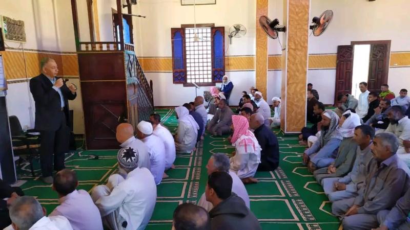 رئيس مركز الداخلة يؤدى صلاة الجمعة ويلتقى بالمواطنين بالمسجد الكبير بقرية الموشية