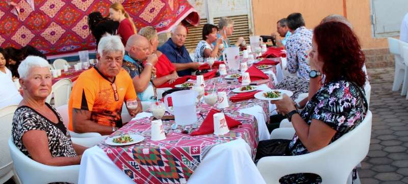 سائحين اجانب يشاركون إفطار جماعي للعاملين بأحد فنادق مرسي علم