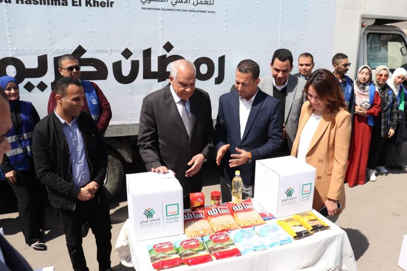 محافظ الجيزة: توزيع ٤٣ ألف كرتونه مواد غذائية على الأسر الأولي بالرعاية خلال شهر رمضان