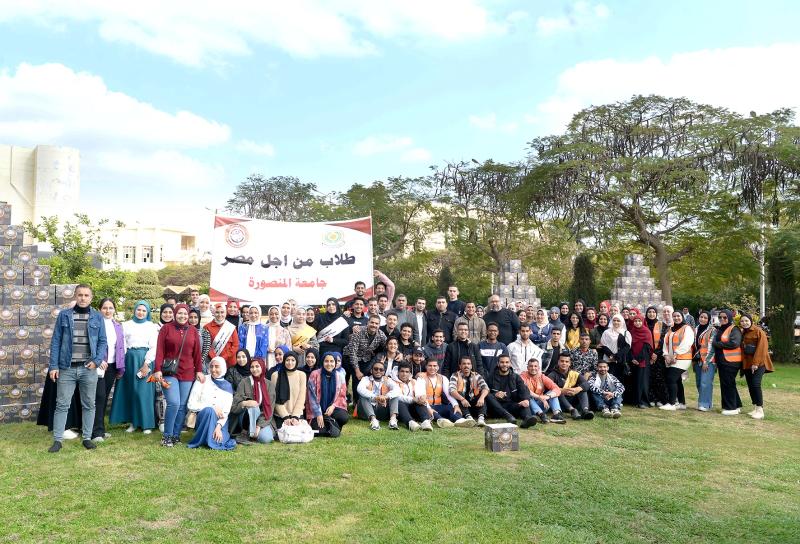 رئيس جامعة المنصورة يشهد مبادرة «كراتين الخير » لأسرة طلاب من أجل مصر